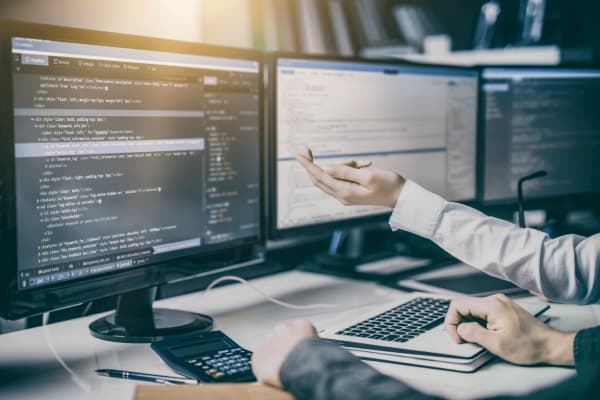 Computerschermen met algoritmen voor factuurverwerking met TriFact365