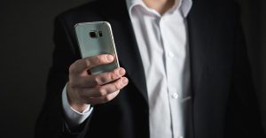 man met smartphone