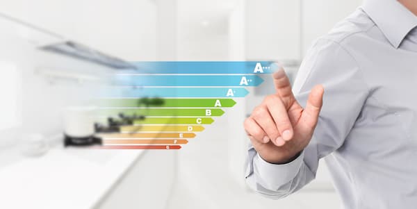 Mann bestimmt digitalen Workflow im TriFact365 Dokumentenportal
