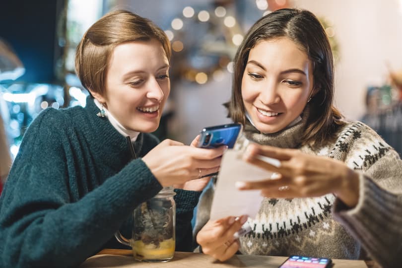 2 vrouwen scannen een kassabon met de app