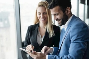 Mari et femme travaillant sur une tablette.