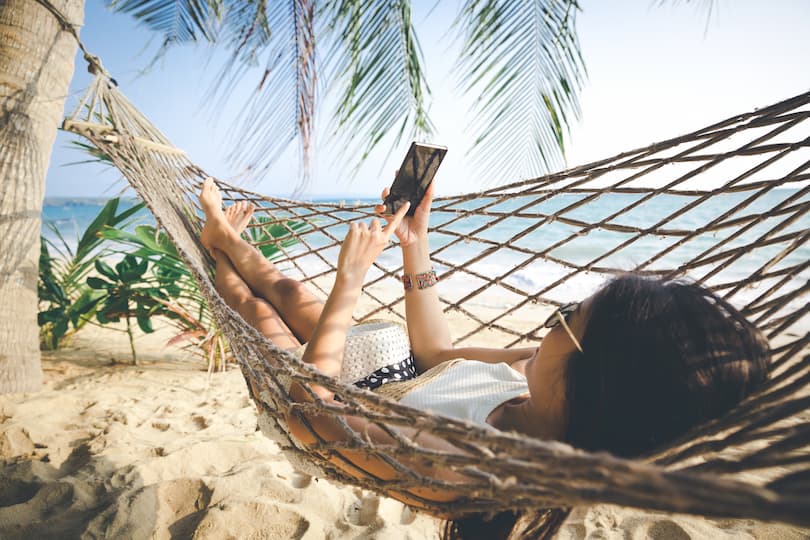 vrouw in hangmat met telefoon