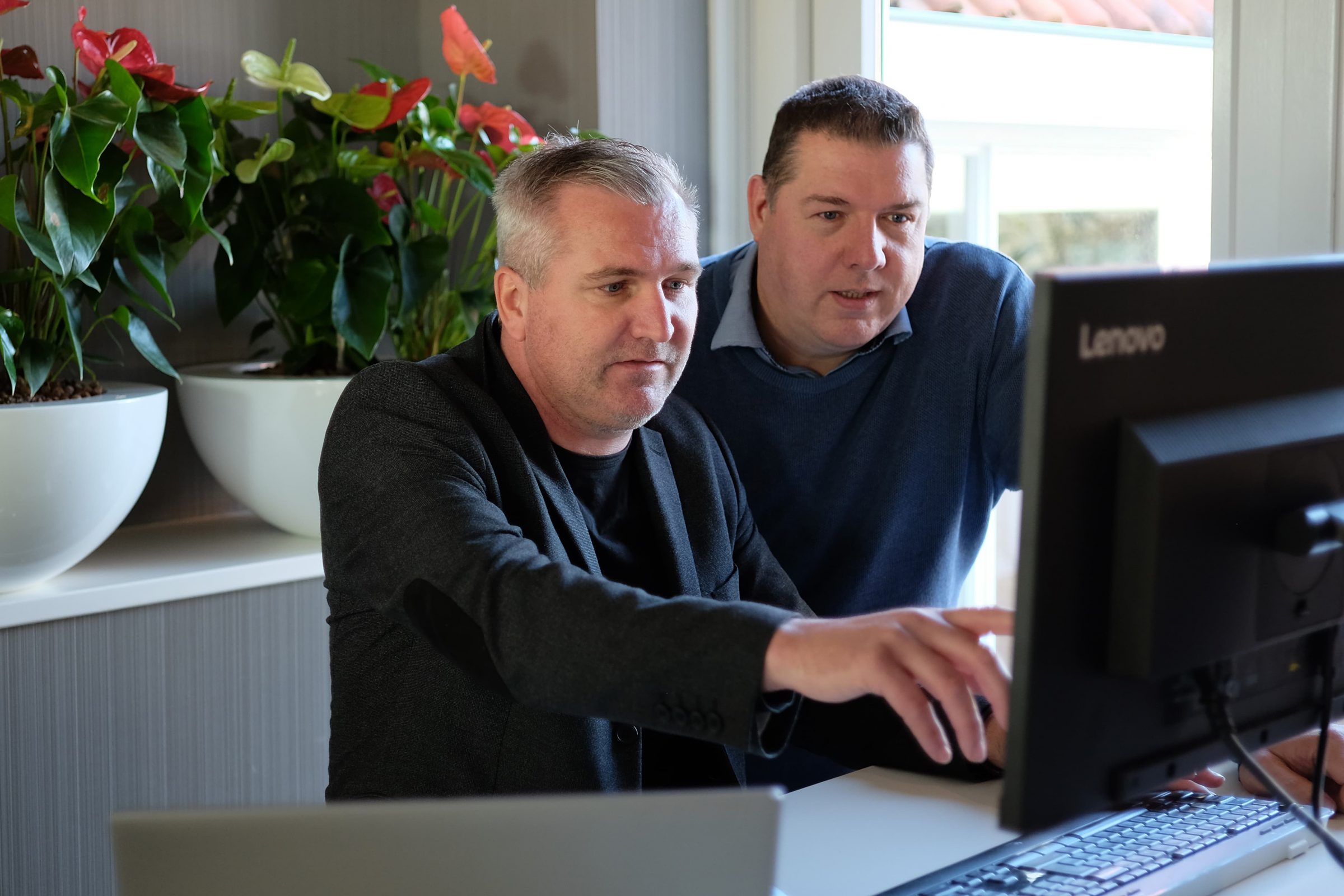 Medewerkesr van de Hooge Waerder verwerken facturen met TriFact365