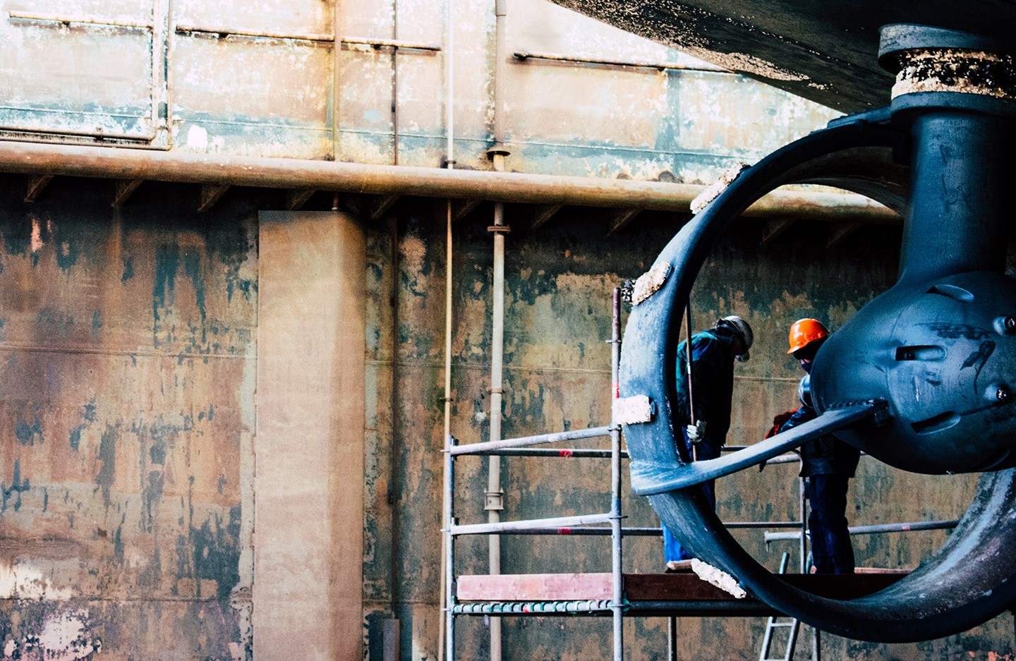 Seamar-Mitarbeiter bei der Arbeit an einem Schiff