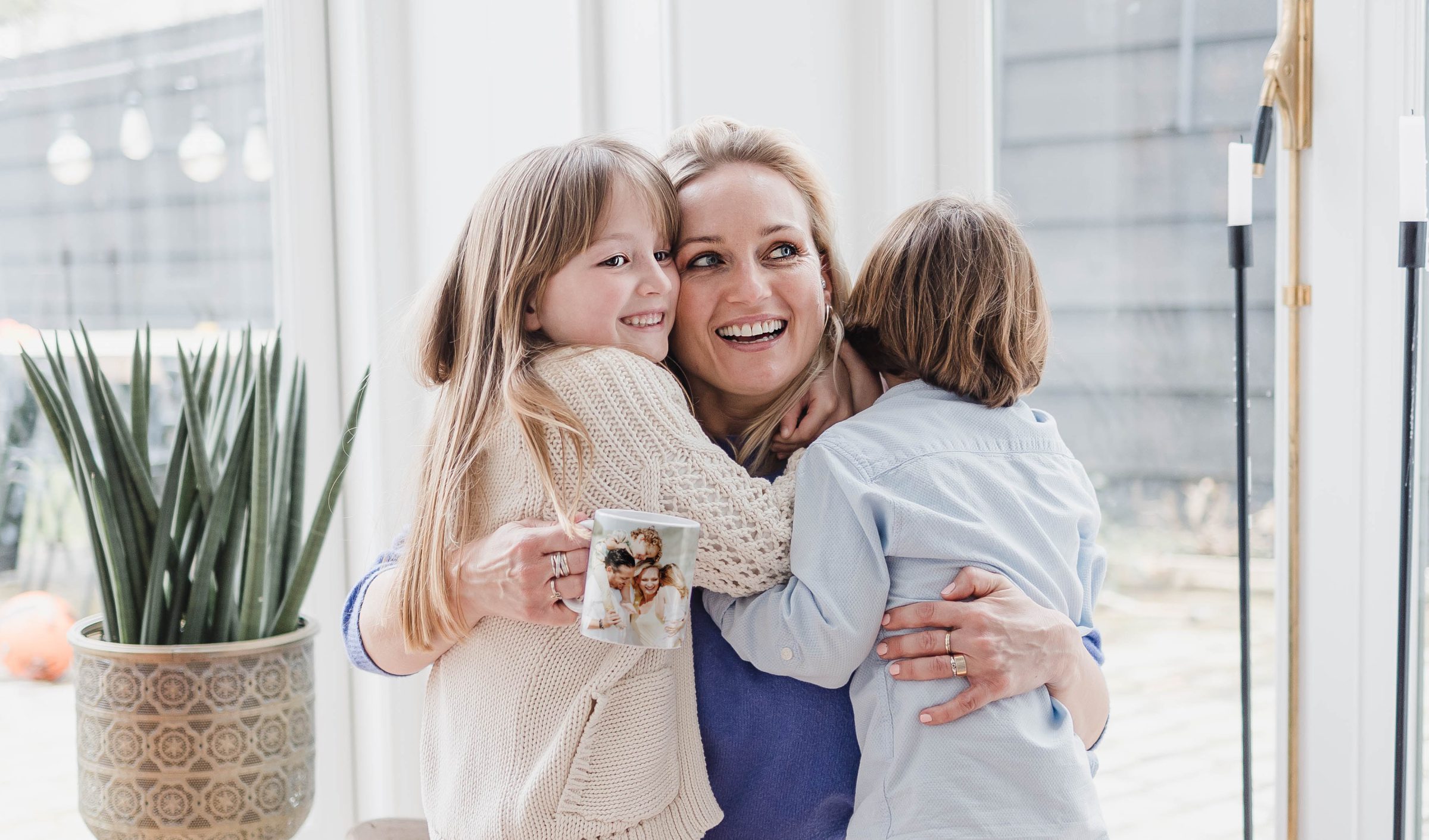 Mujer con 2 niños y taza de café personalizada de YourSuprise