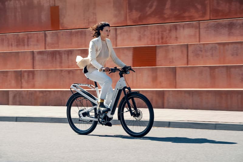 vrouw op CICQ fiets